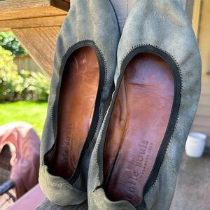 Gentle Souls shoes gray suede ballet flats Sz 8.5. By Kenneth Cole